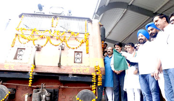 मंत्री  शर्मा ने रवाना की पटना साहिब के लिये पहली विशेष तीर्थ दर्शन ट्रेन