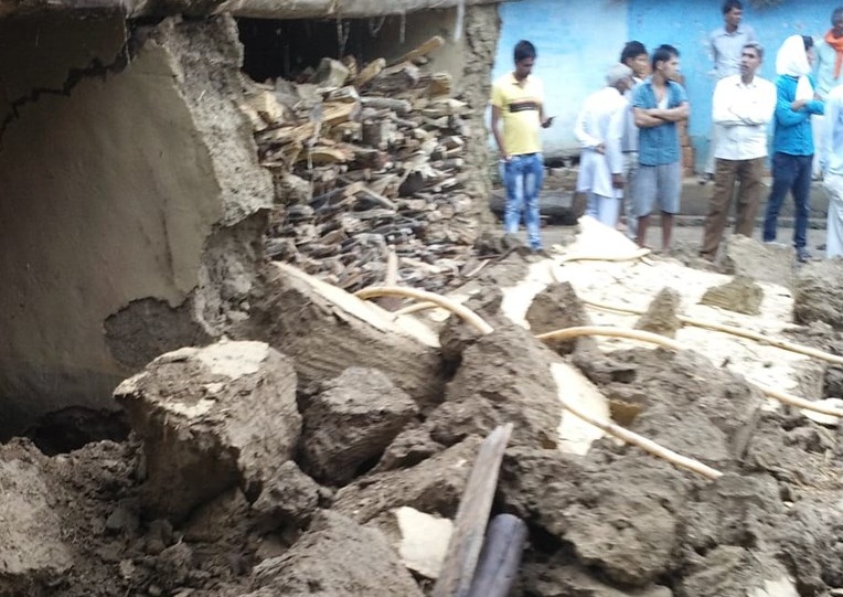 Balaghat, house wall fell , heavy rain, one killed, two injured