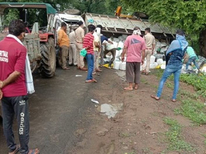 Narsinghpur, Four people , same family, including two children, die , truck overturns