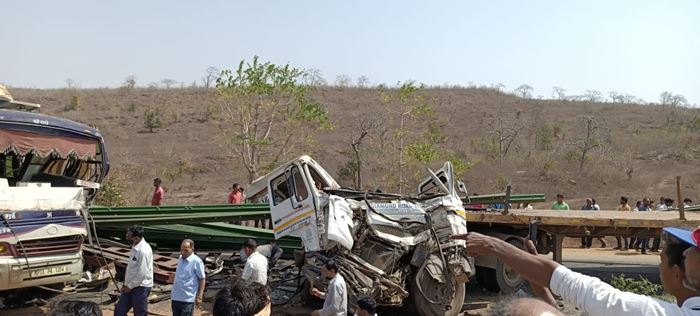 damoh, Bus and trolley collide ,Damoh State Highway, 60 passengers injured