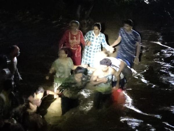 chindwara, Sudden flood,Ghoghra water fall, rescued two families 