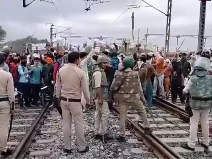 अग्निपथ योजना खिलाफ प्रदर्शन खिलाफ प्रदर्शन के कारण लक्ष्मीबाई रेलवे स्टेशन 