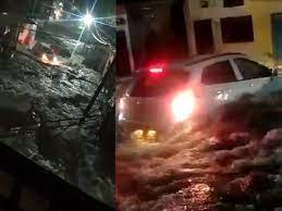 भारी बारिश से सड़कें बनी नदी,सड़कों पर कारें बहीं