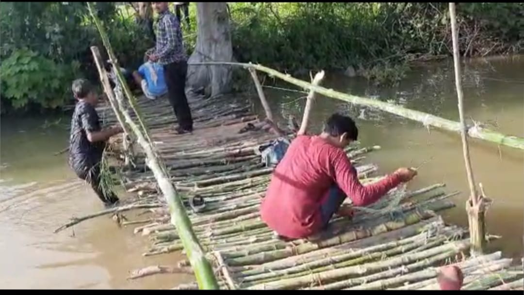 ग्रामीणों ने बनाया अस्थायी पुल