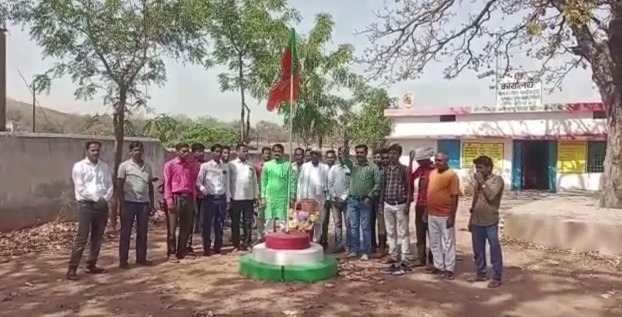 भाजपा कार्यकर्ताओं ने लगाया तिरंगे की जगह पार्टी का झंडा