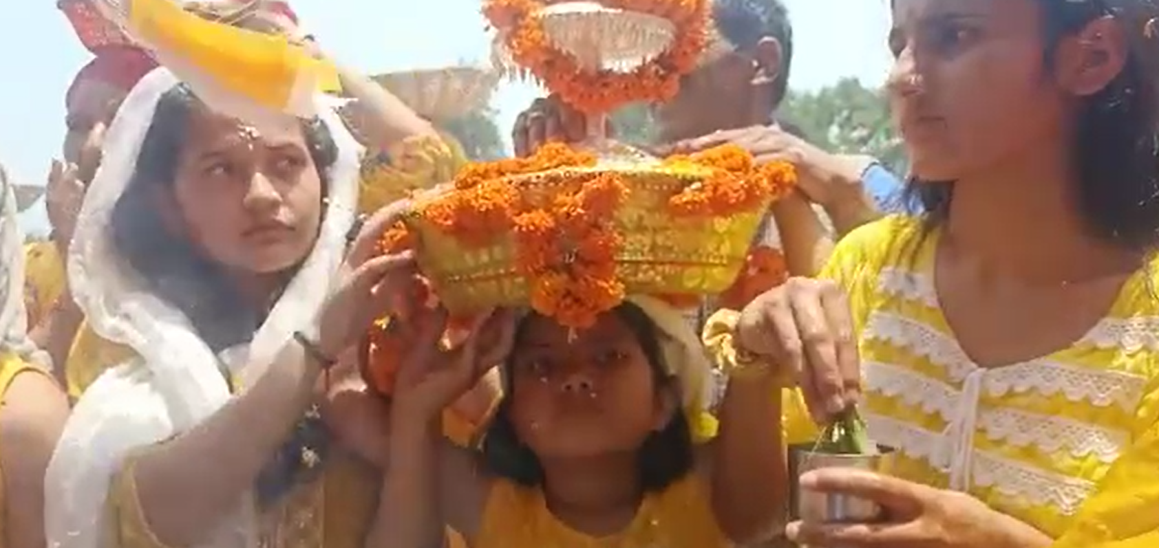 महासू देवता के मंदिर में बेटियों ने चढ़ाया छत्र