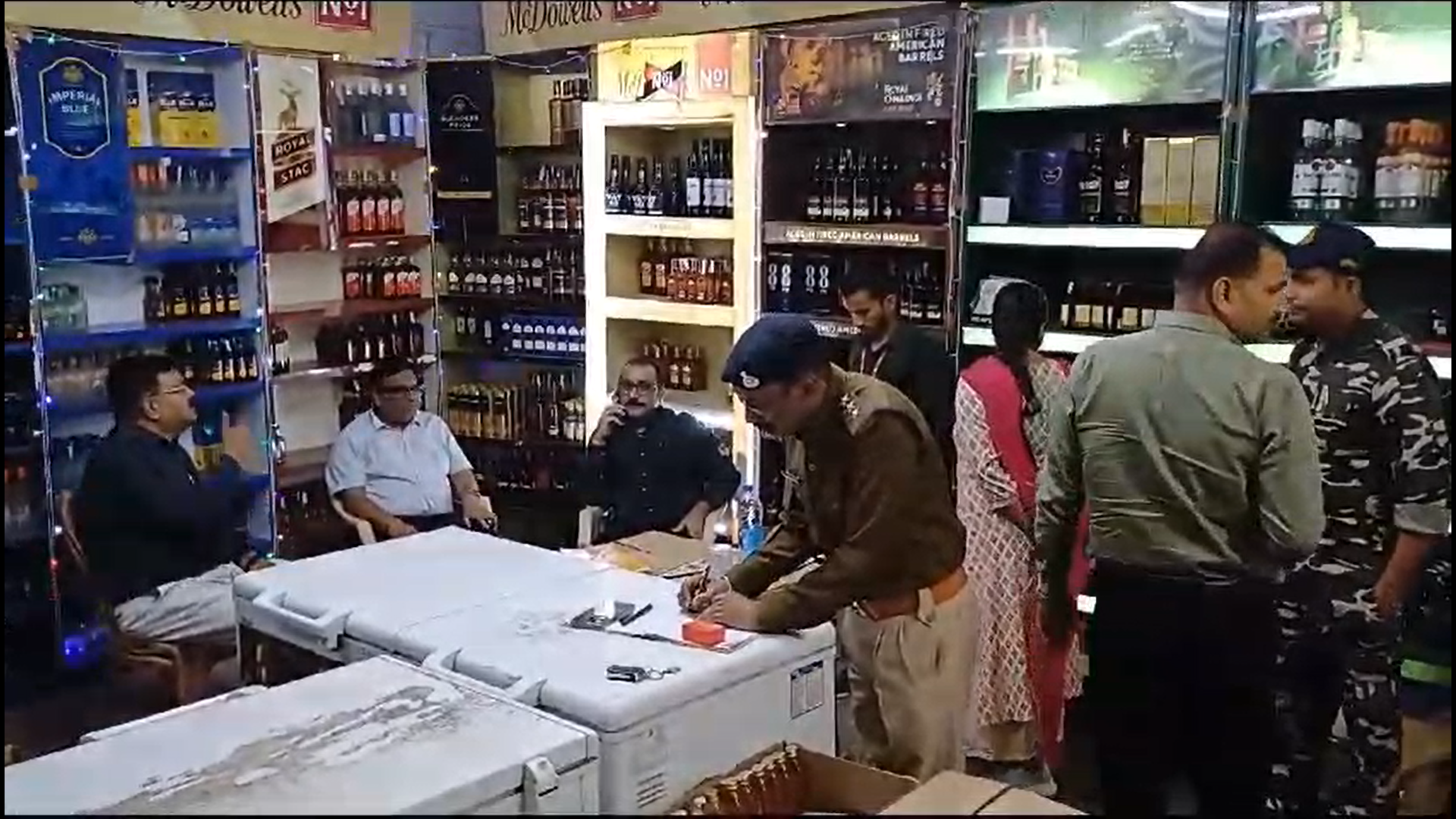 चुनाव से पहले शराब दुकान पर छापामार कार्रवाई