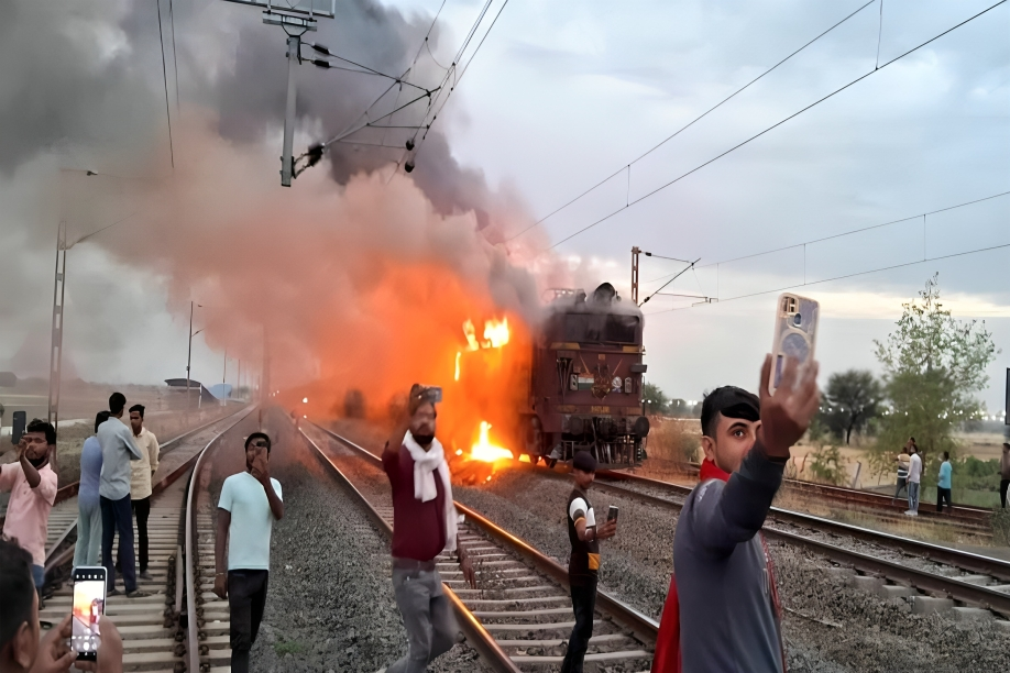 कोयले से भरी गुड्स ट्रेन के इंजन में लगी आग