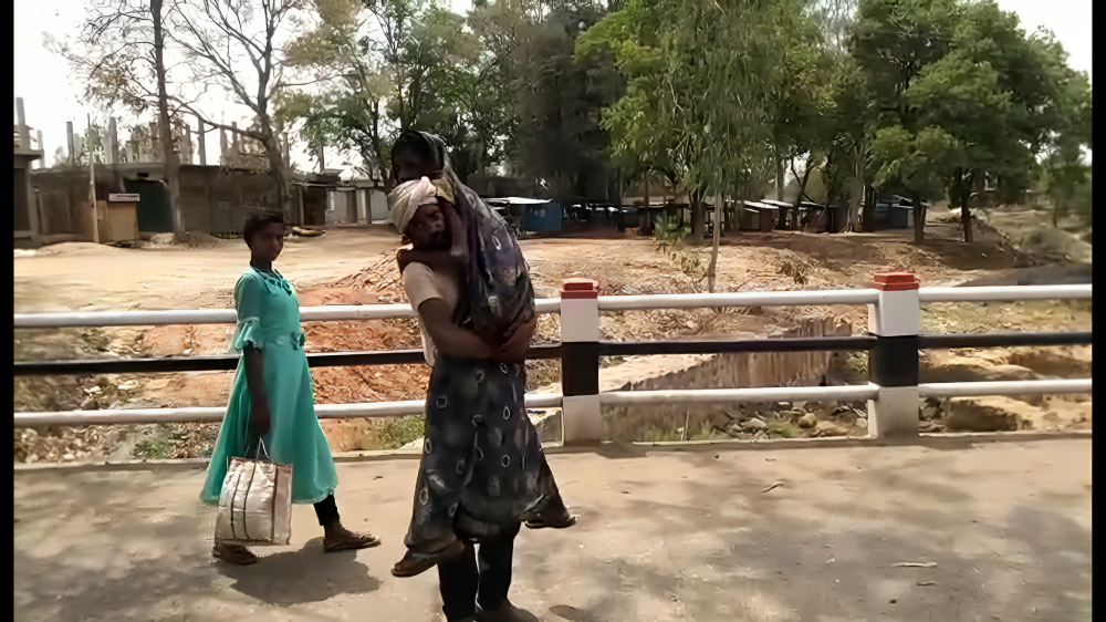 पत्नी को कंधे पर लादकर अस्पताल पहुंचा गरीब आदिवासी