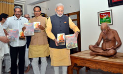 प्रधानमंत्री मोदी ने किया  "मूक माटी" के गुजराती संस्करण का विमोचन 
