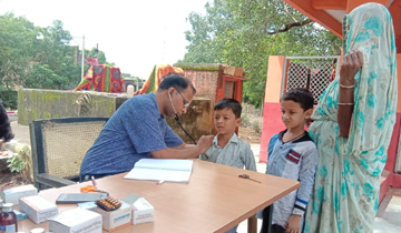 मंदसौर जिले में स्वास्थ्य परीक्षण शिविरों में बाढ़ पीड़ितों का उपचार