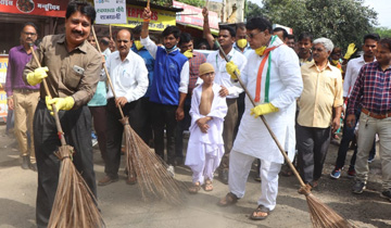 मंत्री  शर्मा ने सफाई दिवस पर लगाई झाड़ू