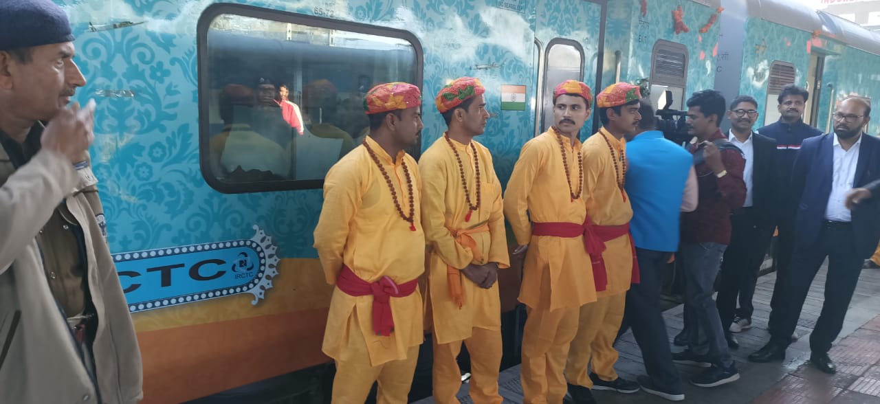 indore,  Kashi Mahakal Express, reached Indore, singing Bhajan Kirtan