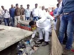 indore,  Health Minister, embarked road, decorate the sand, sweep picked up debris
