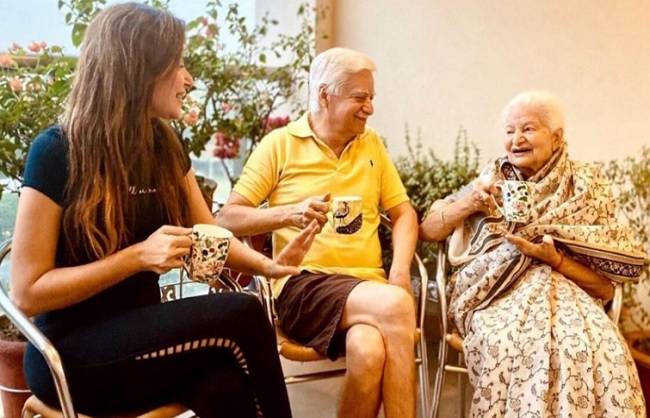 mumbai, Kanika Kapoor, shares first picture,parents , winning battle Corona