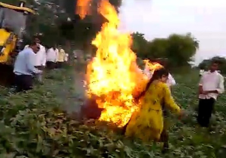 bhopal, Woman ,set herself , fire , protest against ,encroachment