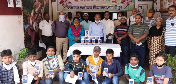 bhopal,Navodaya Vidyalaya ,alumni donated ,16 Samsung smart phones