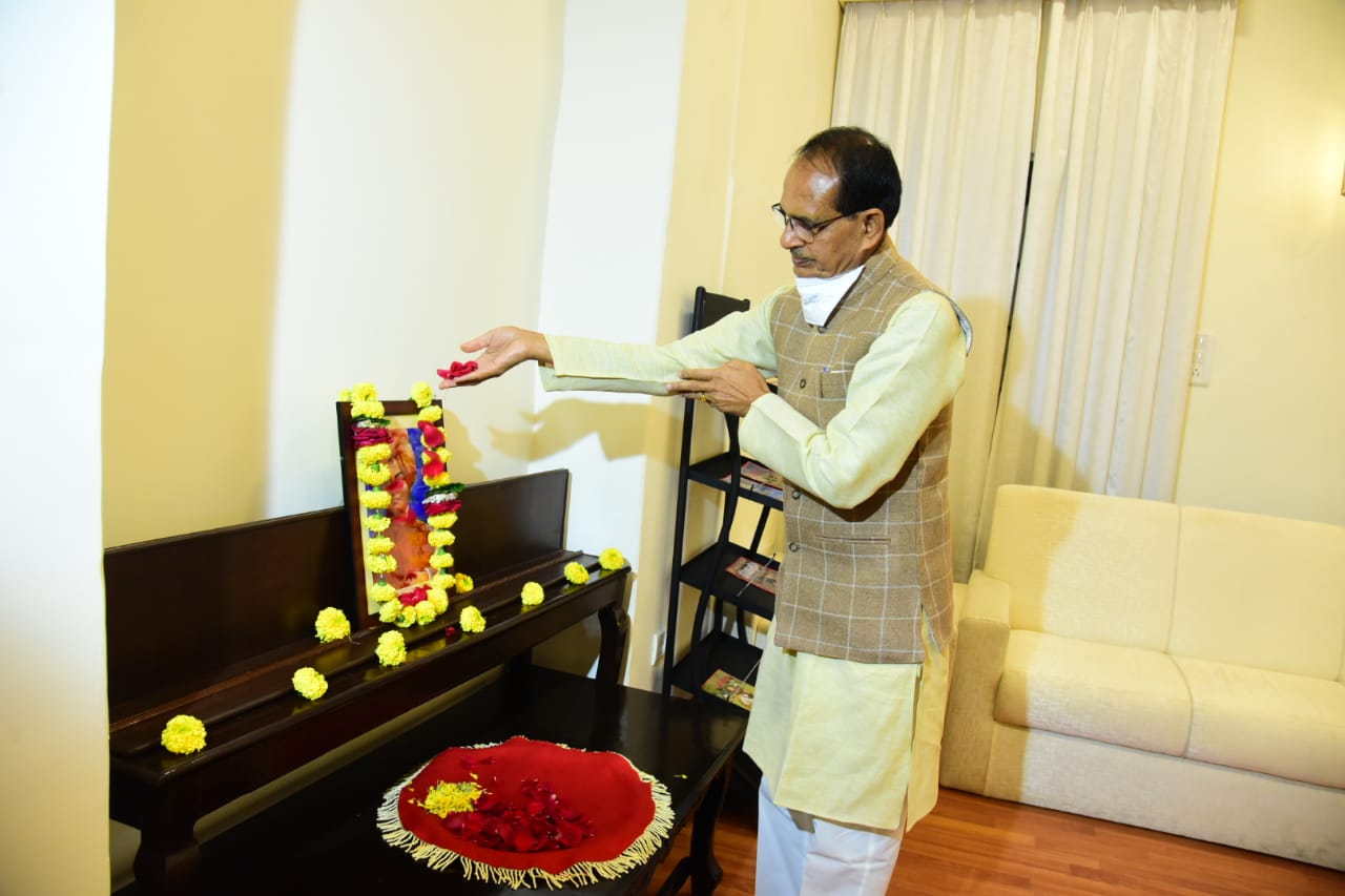 bhopal,Chief Minister Chouhan ,salutes Swami Vivekananda , Youth Day