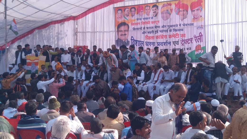 rajgarh,Congressmen take out, tractor rally, protest against, farmers