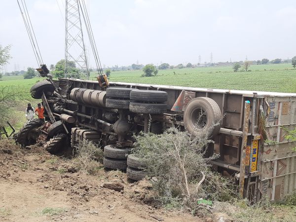 Ratlam, Pickup and tractor collided , high speed trolley, three killed