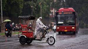 दिल्ली में तेज बारिश से गिरा तापमान