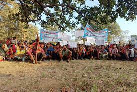 तीन दिन से हड़ताल पर बैठे आदिवासी