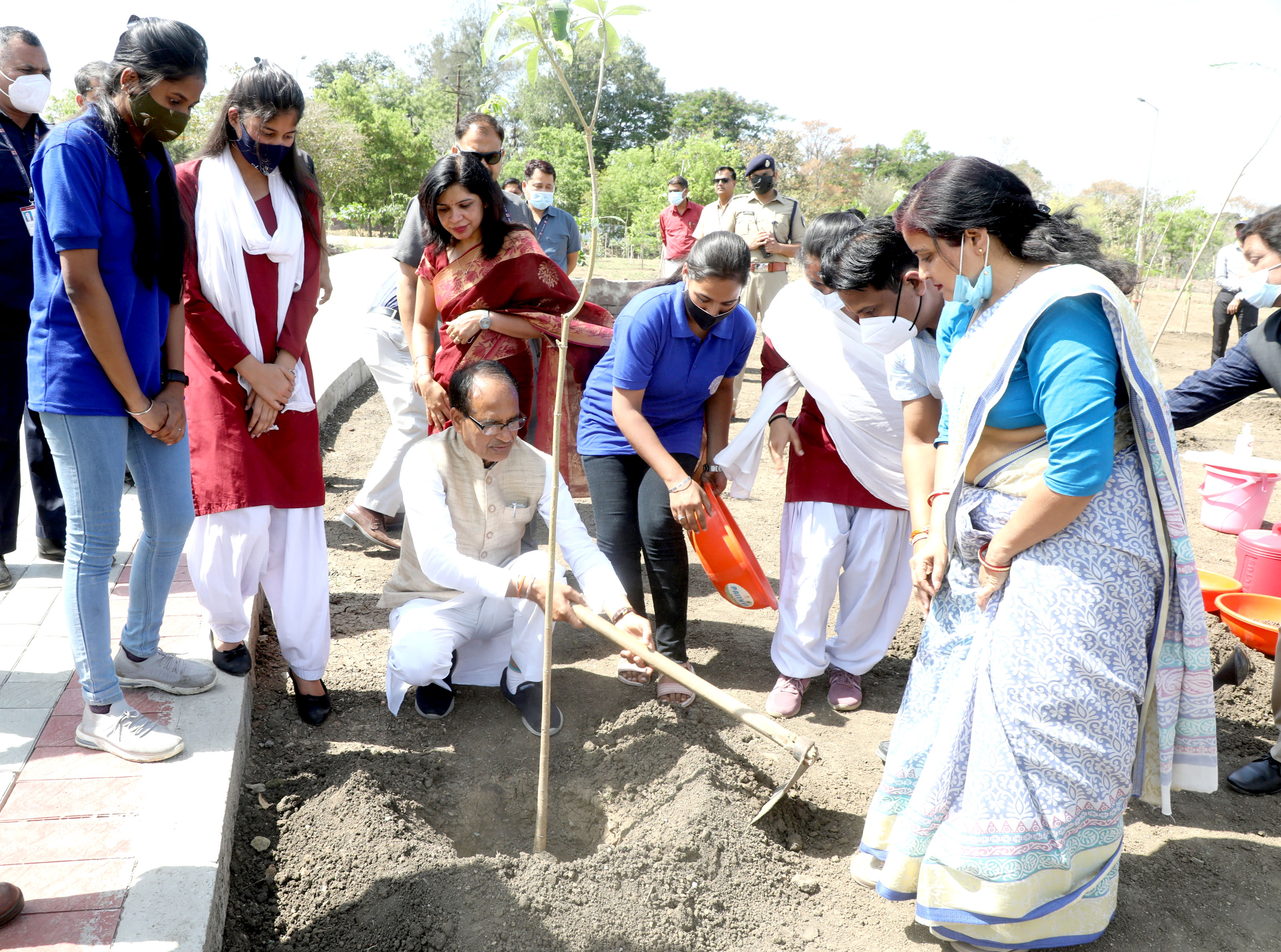 bhopal, Chief Minister Chouhan, planted saptaparni ,gulmohar sapling 