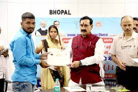 bhopal,.Minister Dr. Mishra, distributed certificates , housing beneficiaries