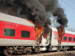 इंटरसिटी ट्रेन के AC कोच में लगी आग
