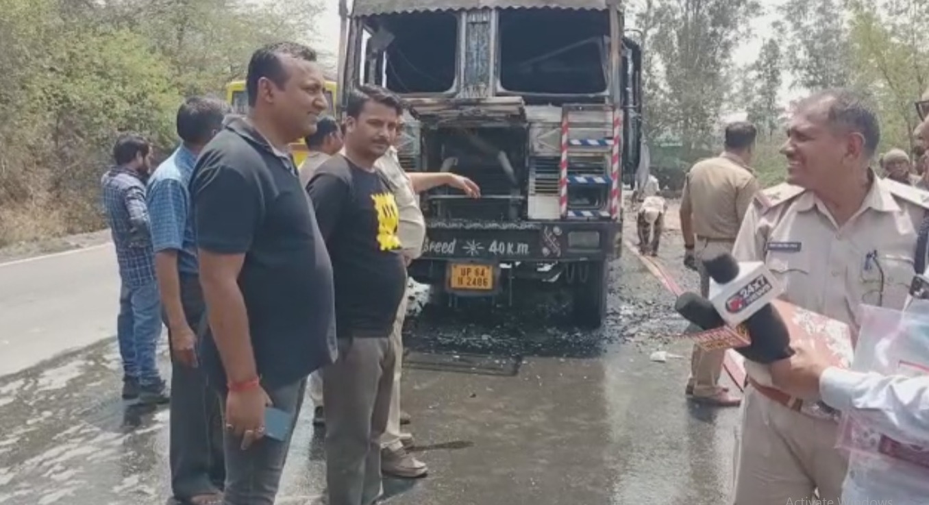 कोयले से लदे  ट्रक में लगी भयंकर आग