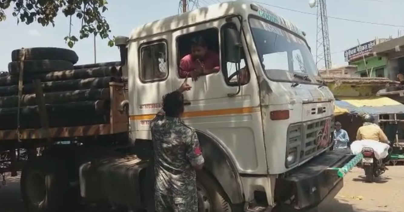 ट्रक चालक और पुलिस के बीच विवाद