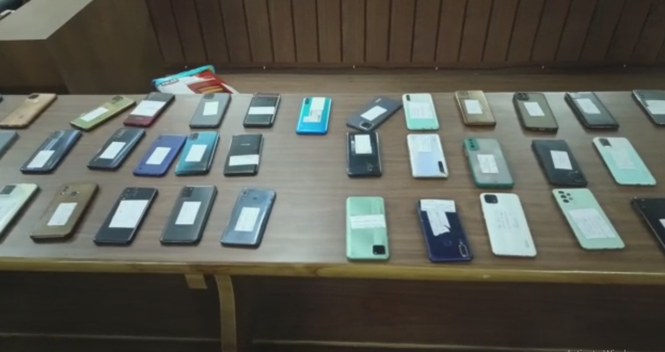 पुलिस ने चोरी हुए 252 मोबाइल फोन खोज निकाले