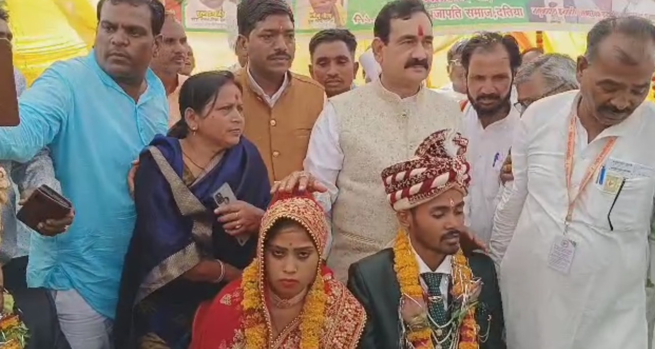 गृहमंत्री मिश्रा सामूहिक विवाह समारोह में हुए शामिल