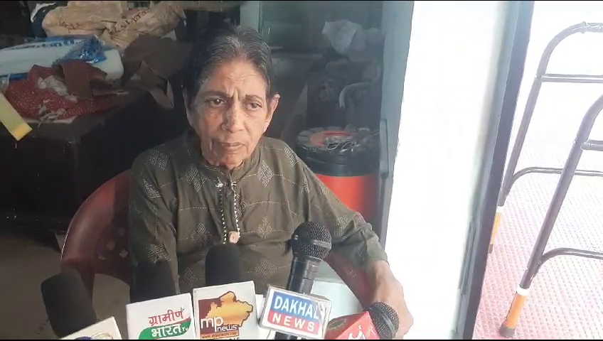 75 वर्ष दिव्यांग महिला अपना घर वापस चाहती हैं
