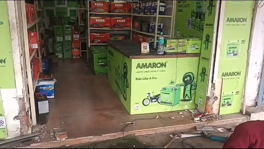 बैटरी दुकान पर चोरों का धावा