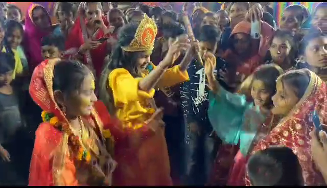 वर्मा परिवार ने किया भागवत ज्ञान यज्ञ का आयोजन श्रद्धालु जन महिलाएं  नृत्य  करते हुए आए नजरआए