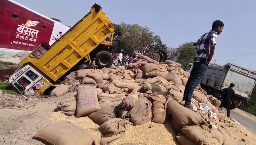 कमानी पट्टा टूटने के कारण सोयाबीन से लदा पलटा ट्रक