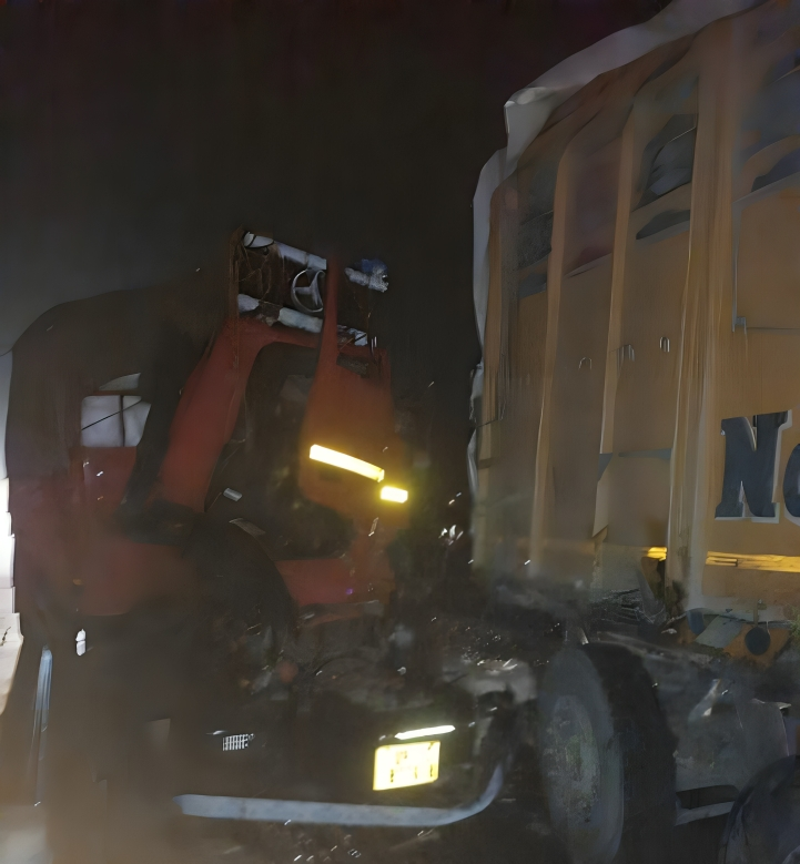 सड़क किनारे खड़े ट्रक से भिड़ा दूसरा ट्रक