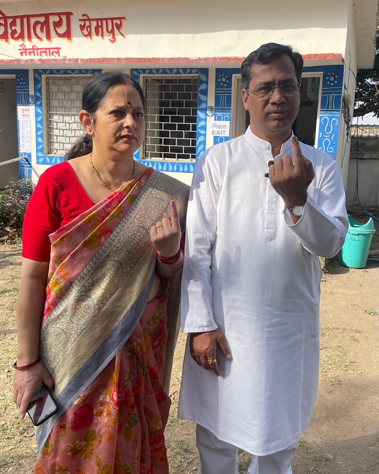 कांग्रेस प्रत्याशी ने पत्नी संग डाला वोट 