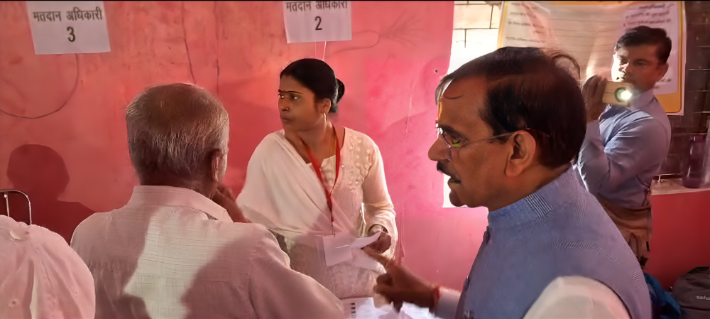 वीडी शर्मा ने किया मतदान केन्द्रों का निरीक्षण 