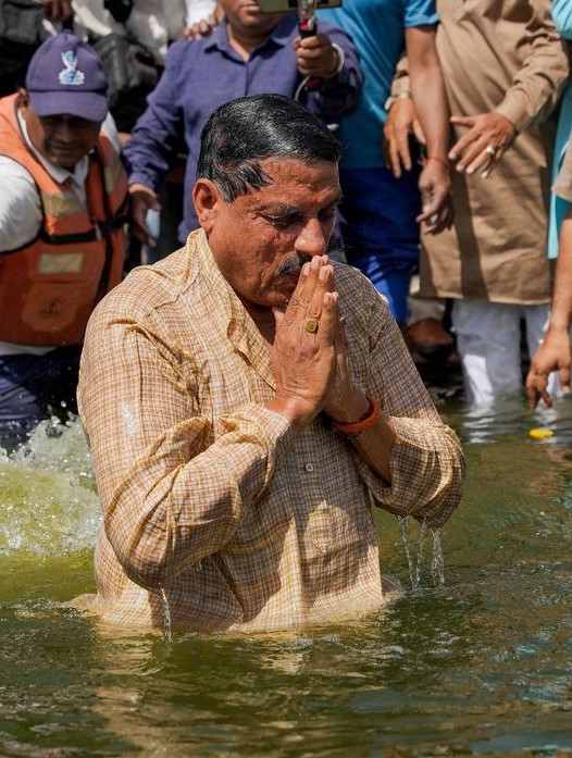 क्षिप्रा में गंदगी का मसला उठाने वालों को दिया संदेश 