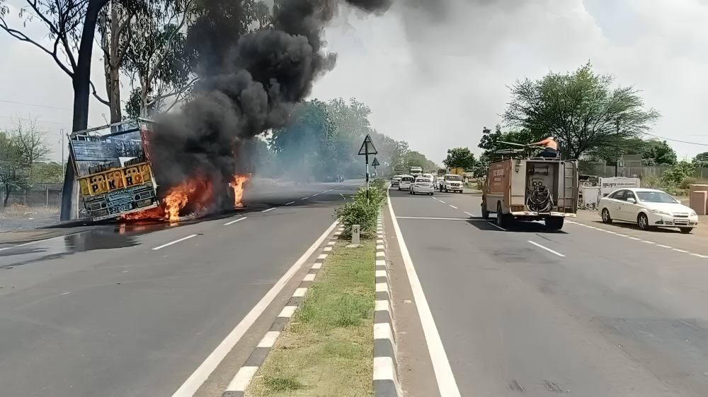 चलते ट्रक के टायर में लगी आग