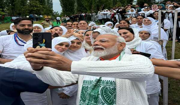 PM Modi did yoga in Srinagar 