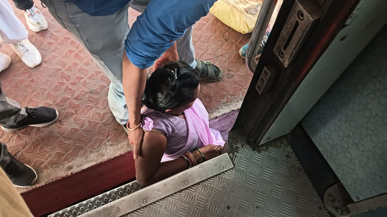 anuppur, Woman stuck , platform and train  