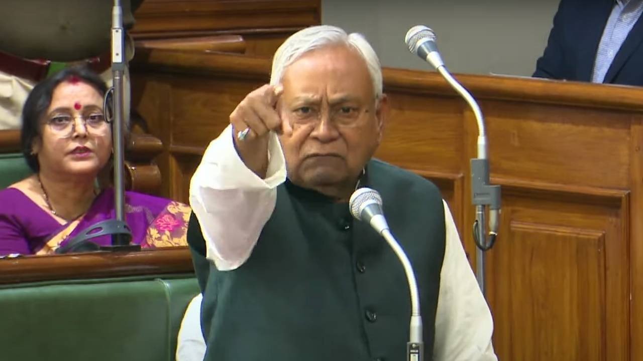 Patna , CM Nitish Kumar ,  angry ,  Bihar Assembly session ,  malfunctioning microphone