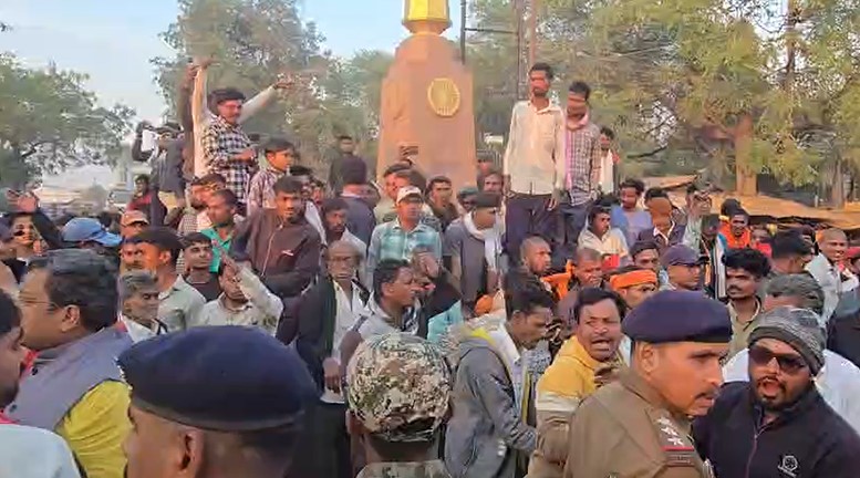 khairagrah , Thousands , villagers , streets ,  tractors