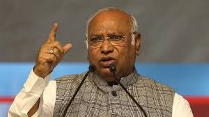 new Dehli , Uproar,  over , new employment law , replacing , MNREGA, Kharge , slams , government