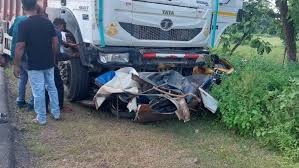 horrific accident occurred, Damoh-Jabalpur highway,truck colliding pickup truck carrying pilgrims.
