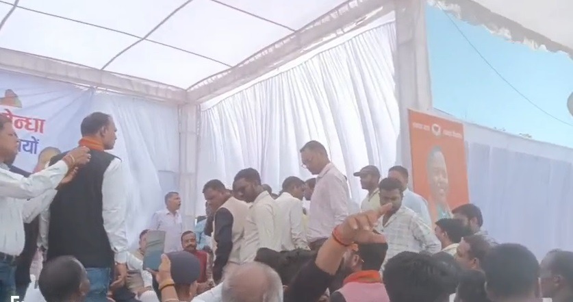 Uproar at the groundbreaking ceremony, workers clashed on stage
