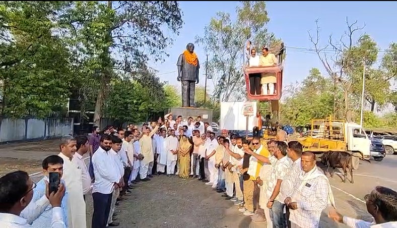 Congress leaders paid tribute to Indrajit Kumar and Arjun Singh in Singrauli